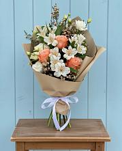 Букет цветов из:  Альстромерии, Лизиантусы, Розы и Хризантемы в Кантышево