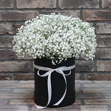 Цветочная композиция из Гипсофила в шляпной коробке в Кантышево